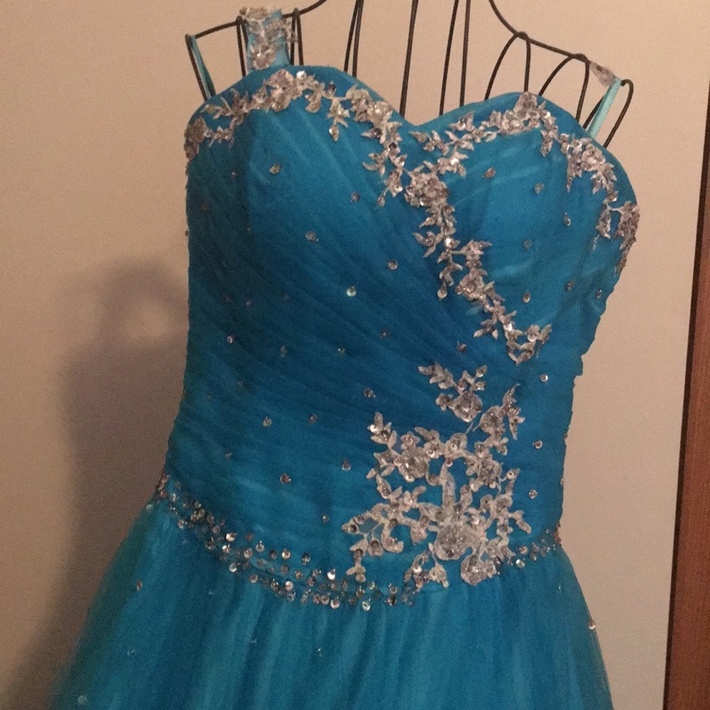 Prom Dress. - Picture 3 of 3